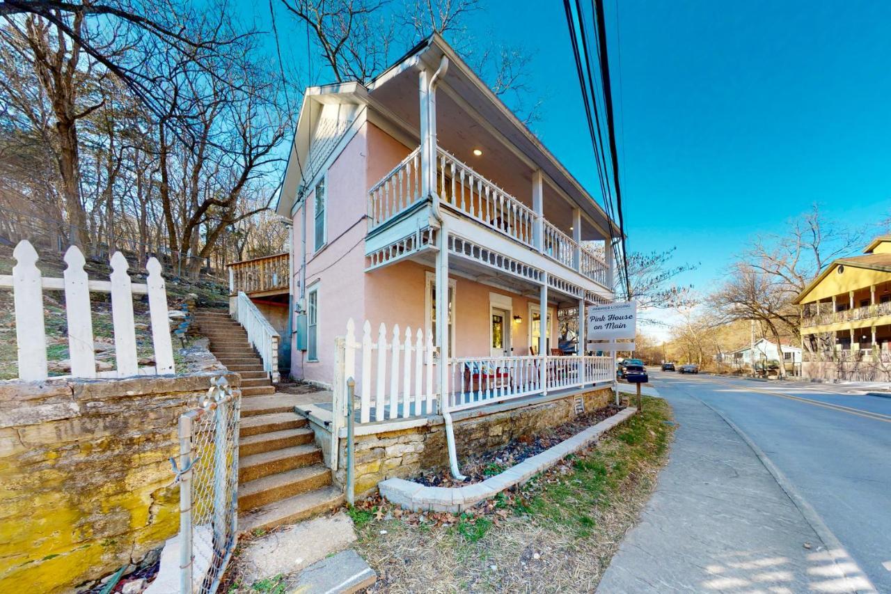 The Pink House On Main - Upper Apartment ยูเรกาสปริงส์ ภายนอก รูปภาพ