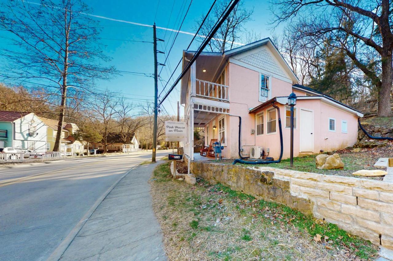 The Pink House On Main - Upper Apartment ยูเรกาสปริงส์ ภายนอก รูปภาพ